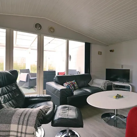 Dom wakacyjny Three-bedroom With A Fireplace 03