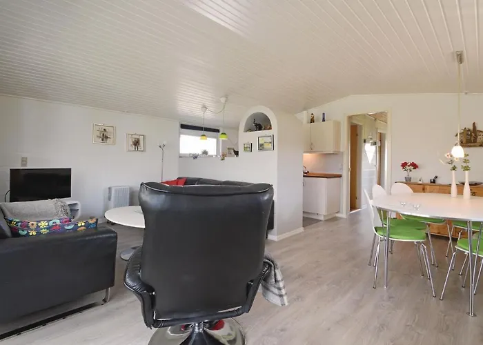 Dom wakacyjny Three-bedroom With A Fireplace 03 Hejls